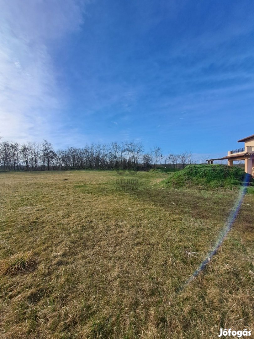 Debrecen, Pallag lakóövezetében, Barackvirág lakóparkban