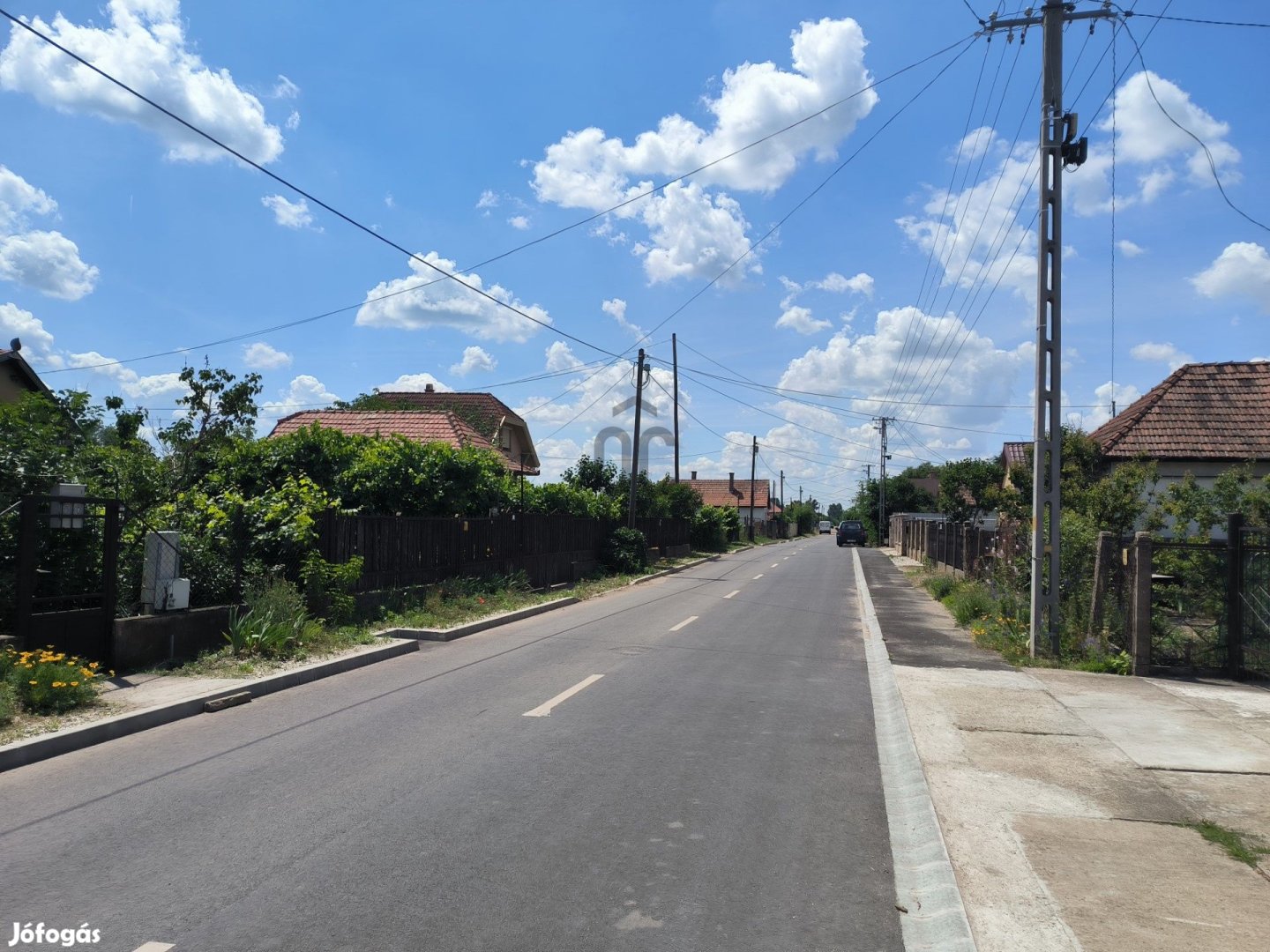 Debrecen, Ungvárikert, aszfaltozott, összközműves utcájában, üres,  ép