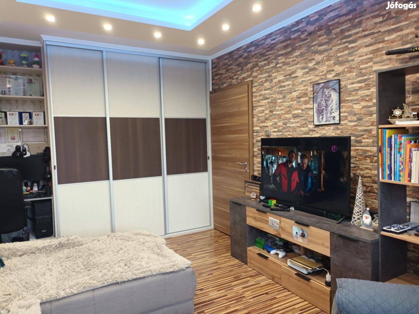 Debrecen, a Tócóskertben, felújított 12 szobás lakás eladó