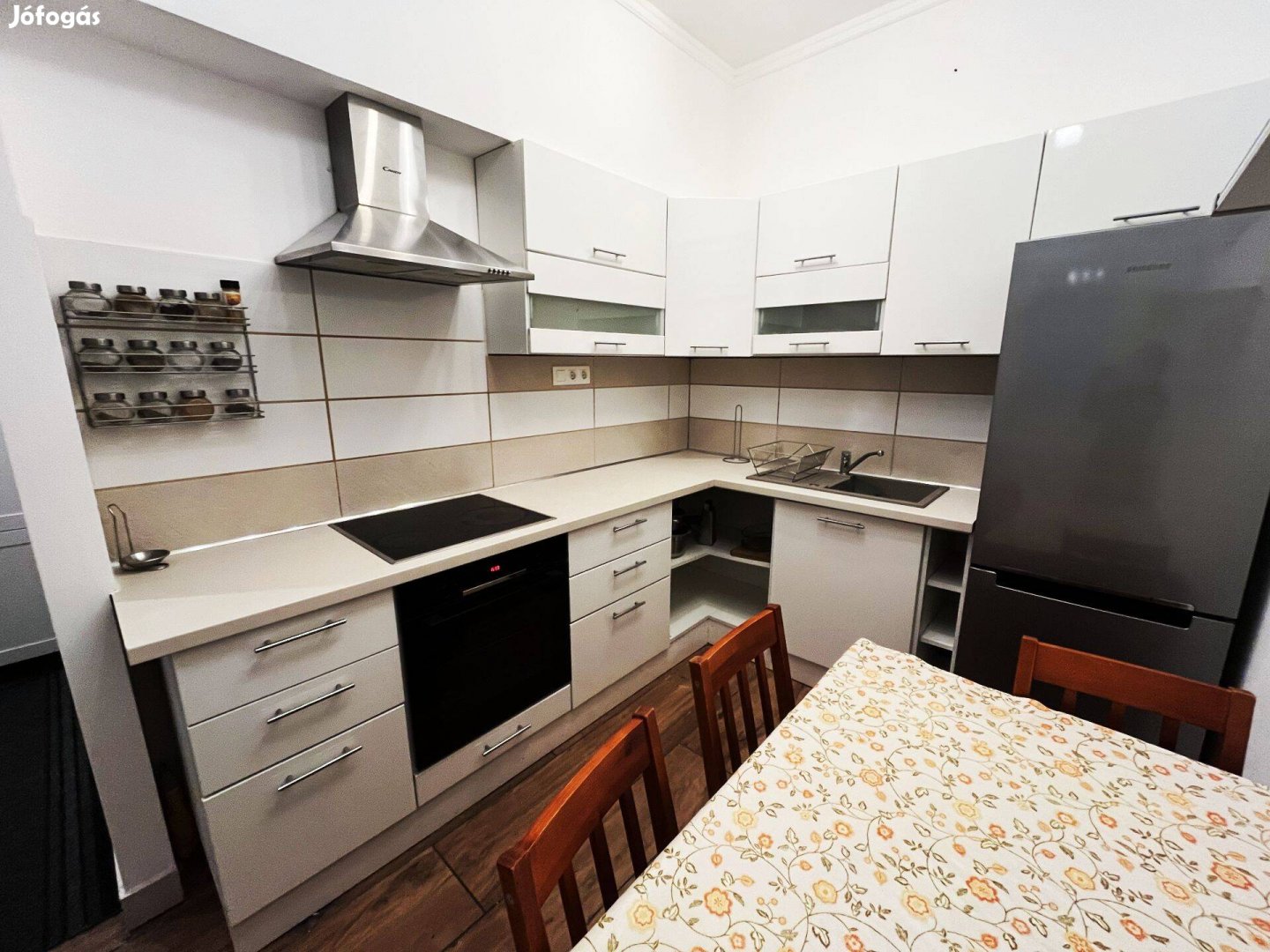 Debrecen, belvárosi 40 nm-es felújított szép lakás