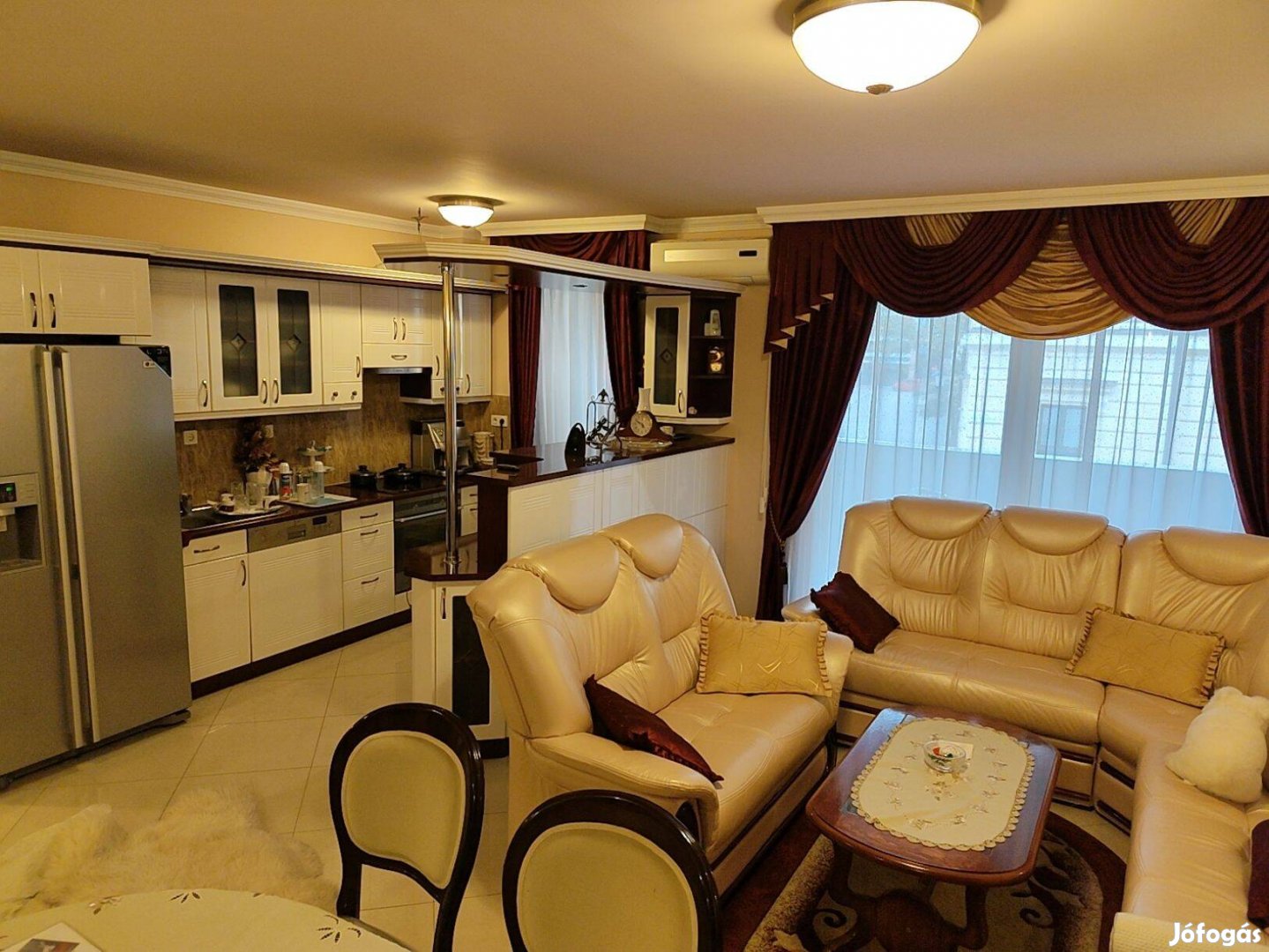 Debrecen belvárosában 72 m-es, újszerű téglalakás loggiával!