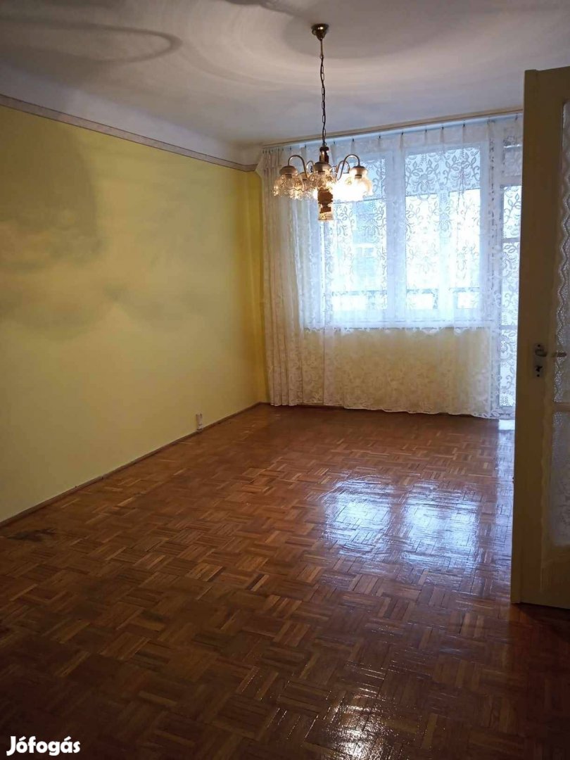 Debrecenben a Bethlen utcán 2 szobás lakás eladó!