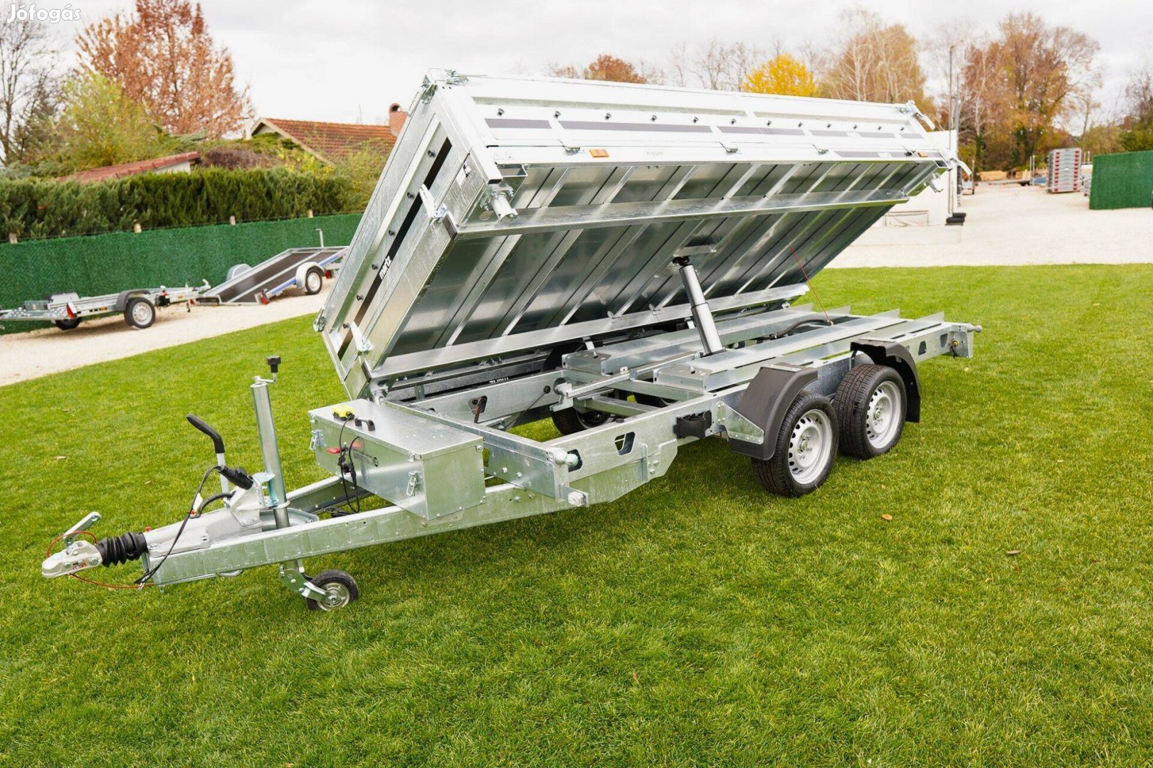 Debrecenben új 3500kg-os elektrohidraulikusan billenő 3.6m-es utánfutó