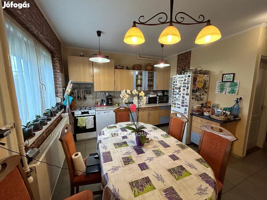 Debreceni eladó 180 nm-es ház
