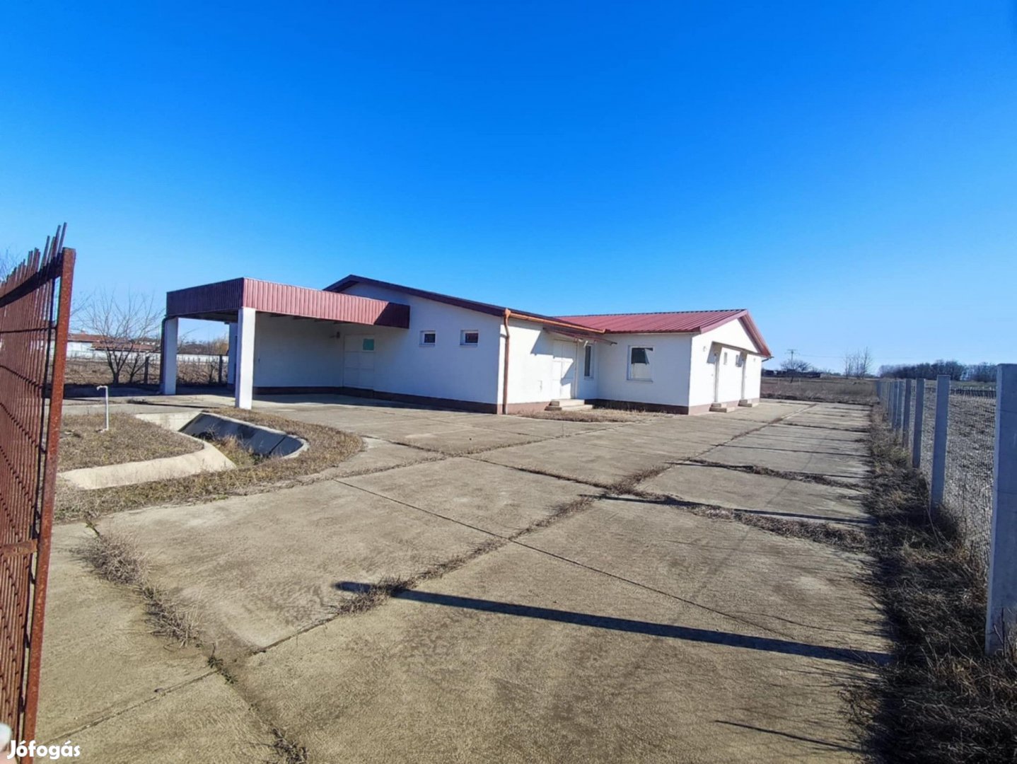 Debrecentől 20 km-re Tégláson, eladó egy 400 m2 Üzem bármilyen