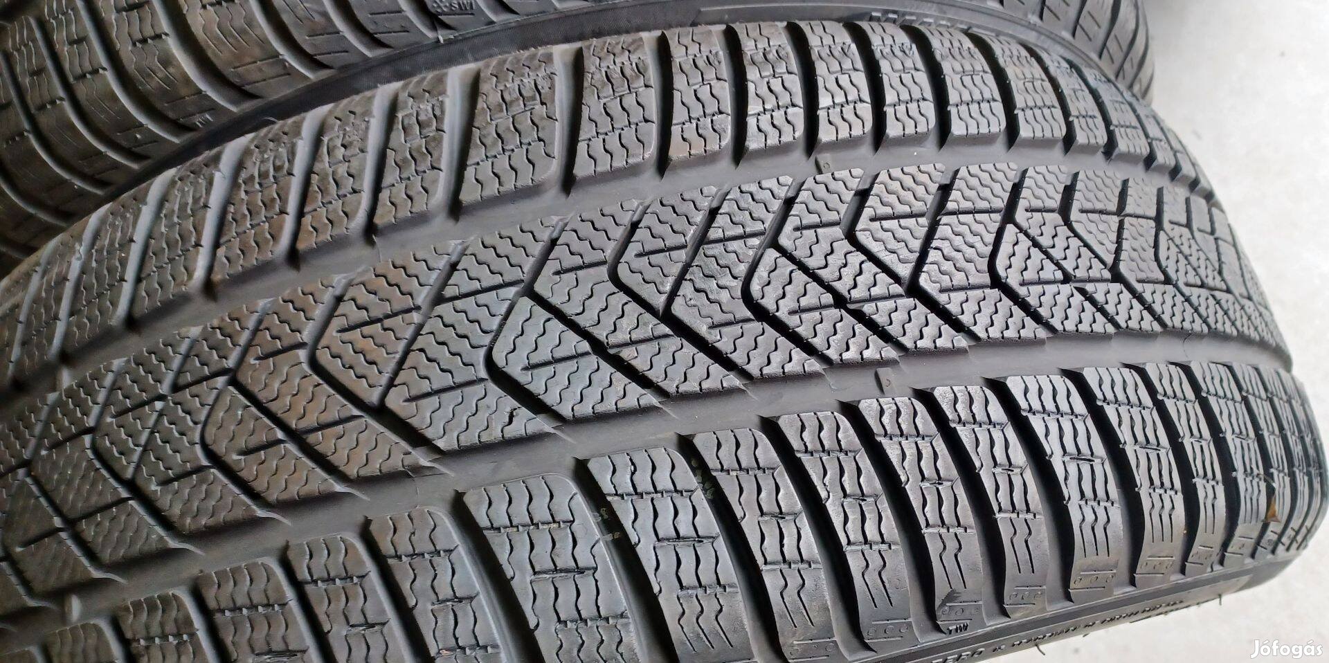 Defekttűrő Pirelli Sottozero MOE 245/45 R19 téli gumik 4db