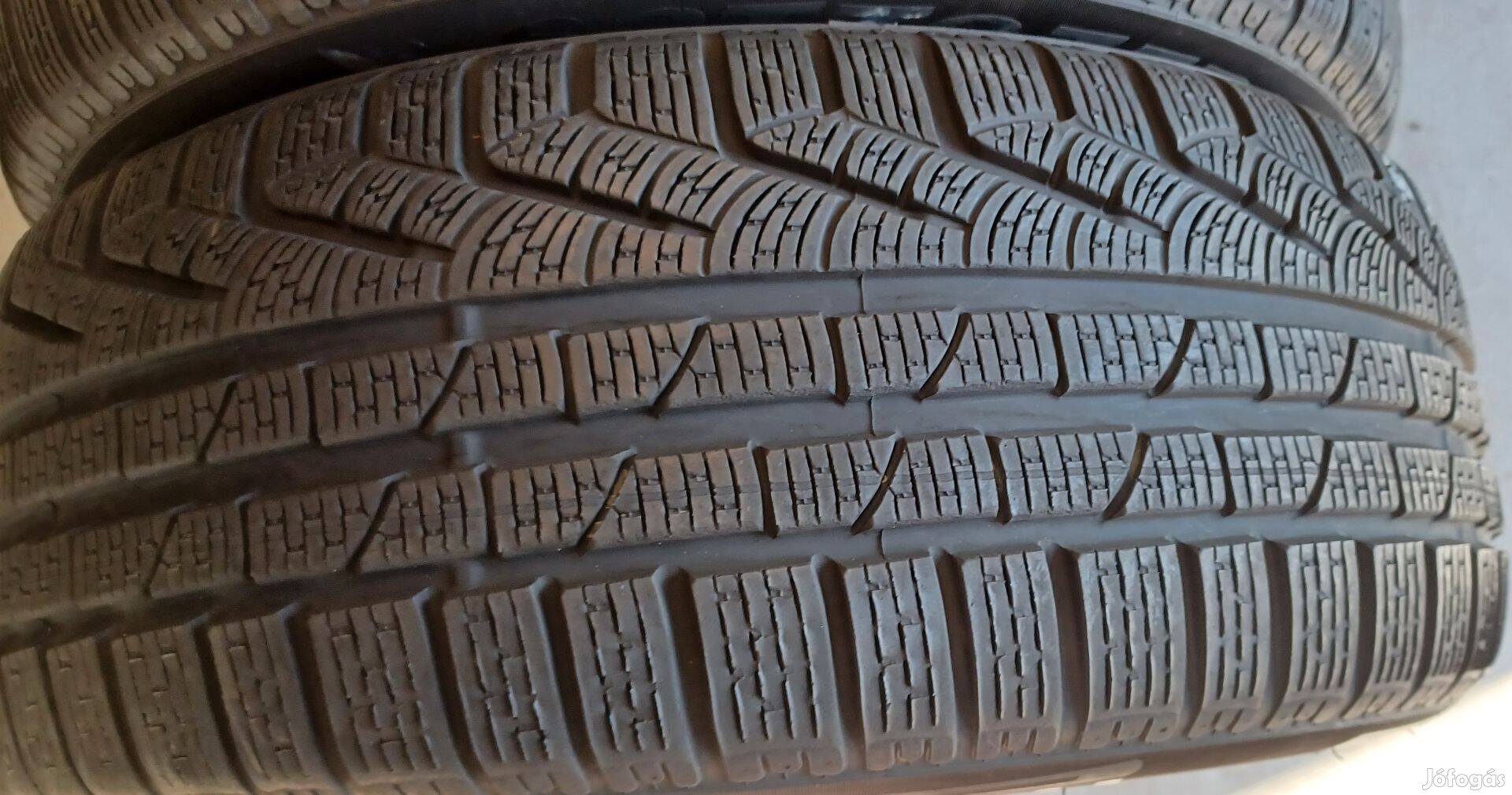 Defekttűrő Pirelli Sottozero Winter 245/45 R19 téli gumik 4db