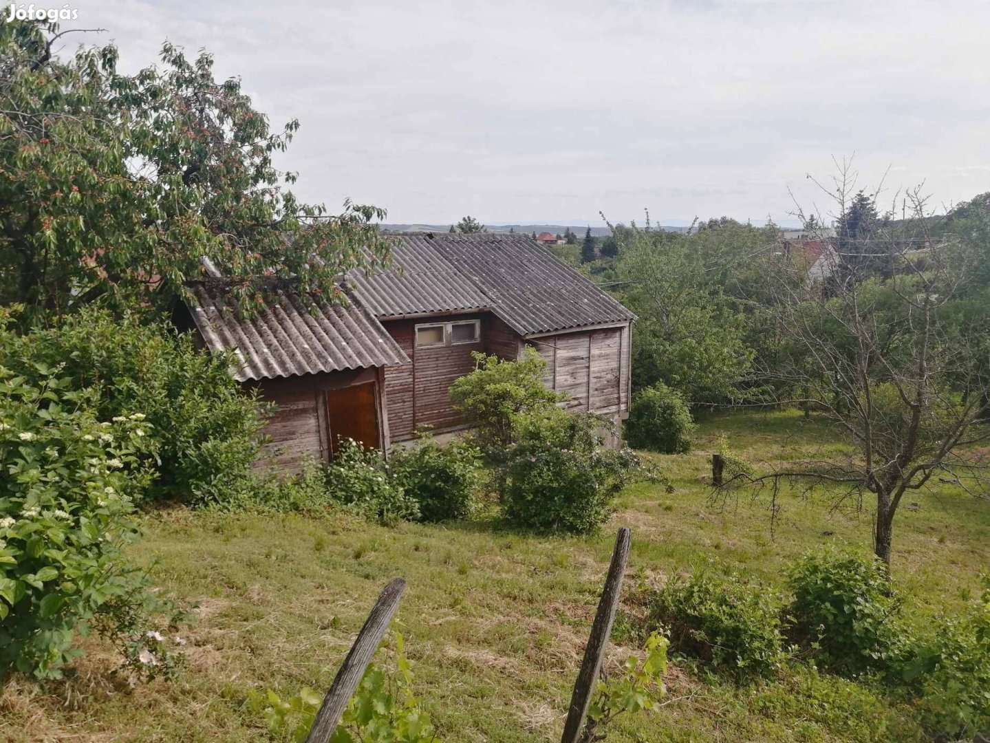 Deindoli közműves telek kis épülettel