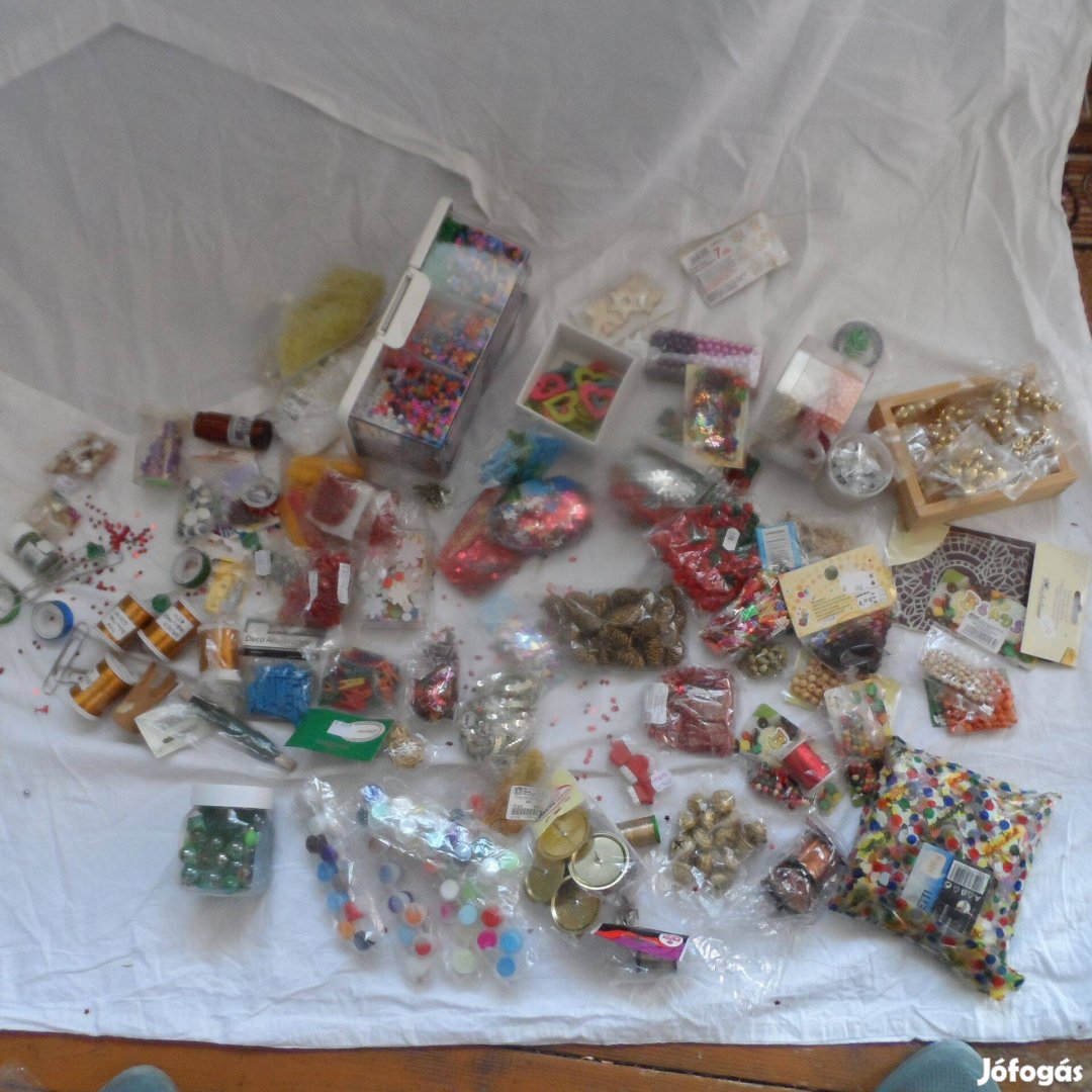 Dekorációs kellék csomag gyöngyök zsinórok festékek csillámok stb