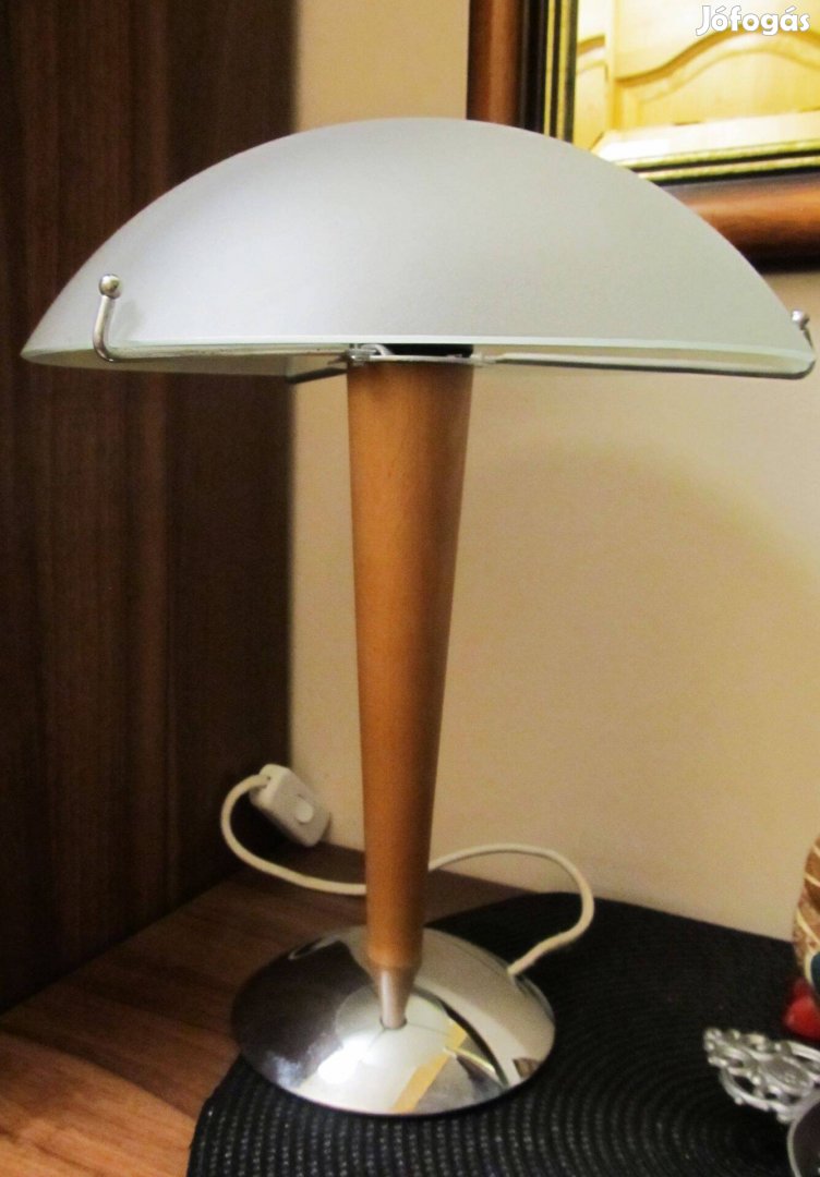 Dekoratív , szép kivitelű asztali lámpa . Hibátlan