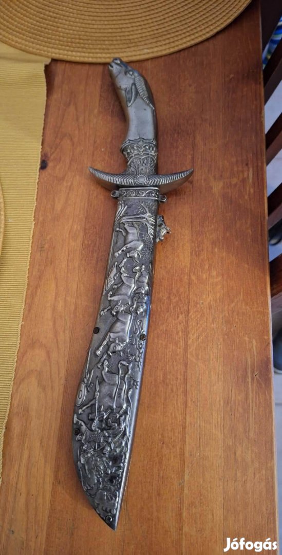 Dekoratív fém dísztárgy hüvellyel