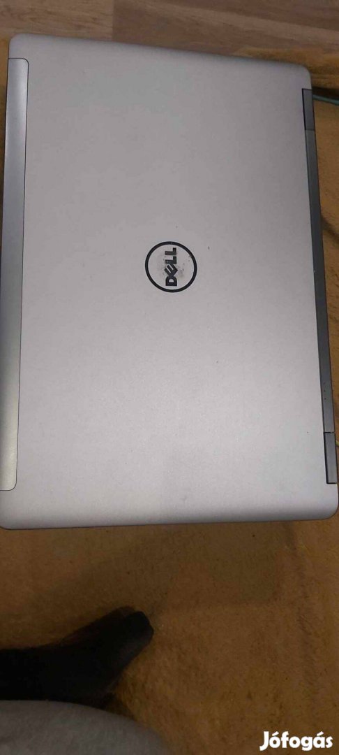 Dell Latitude E6540 hibásan eladó. töltőre téve semmi életjelet nem a