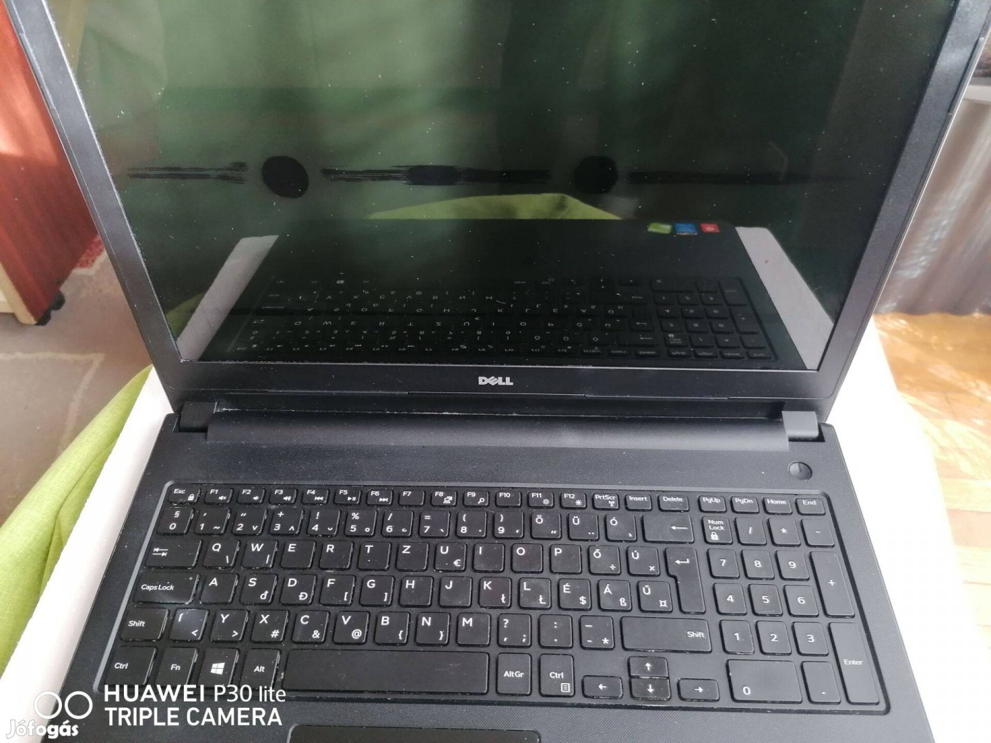 Dell laptop(hibás képernyő) + ajándék laptop táska