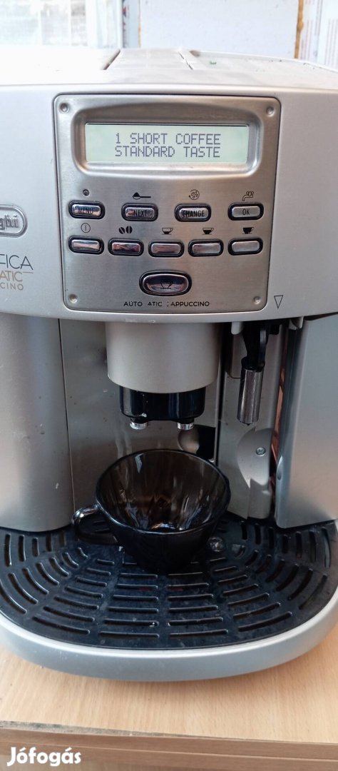 Delonghi Magnifica darálos kávégép 