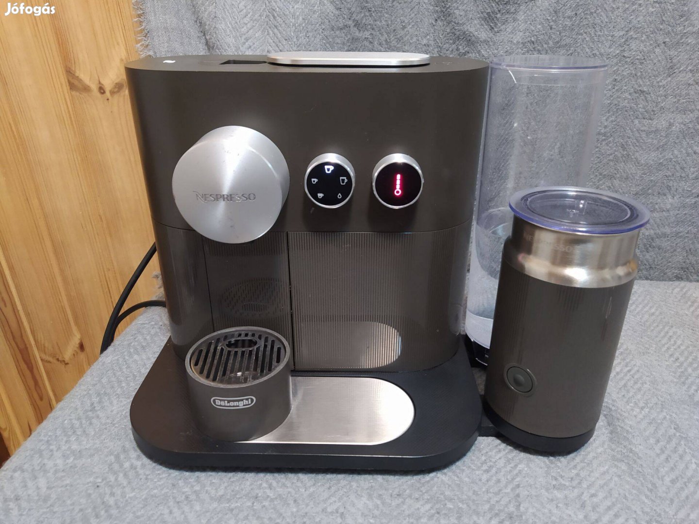 Delonghi Nespresso Expert&Milk kávéfőző tejhabosítóval