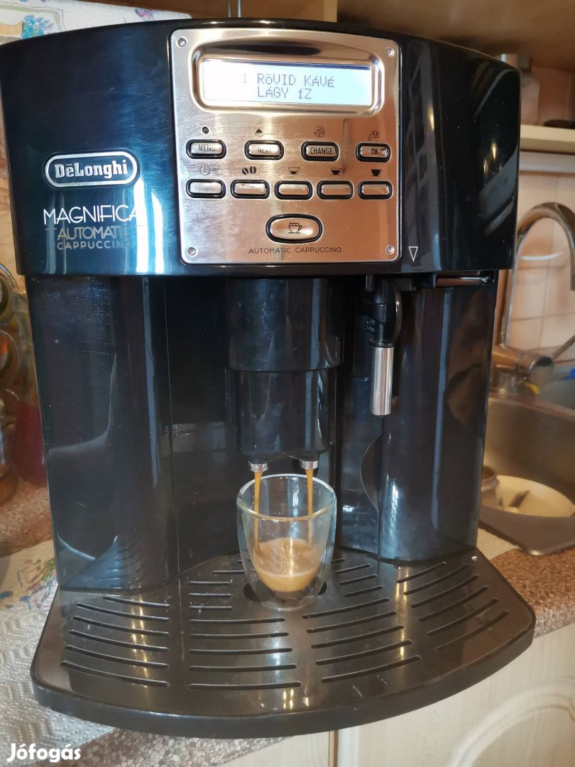 Delonghi automatic cappuccino tejtartállyal 