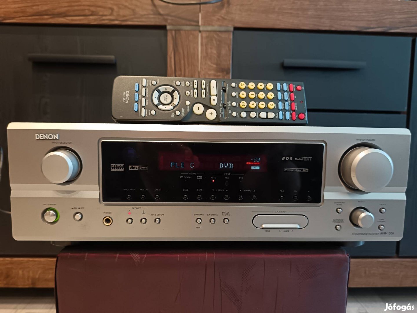 Denon rádiós házimozi erősítő gyári távjával.
