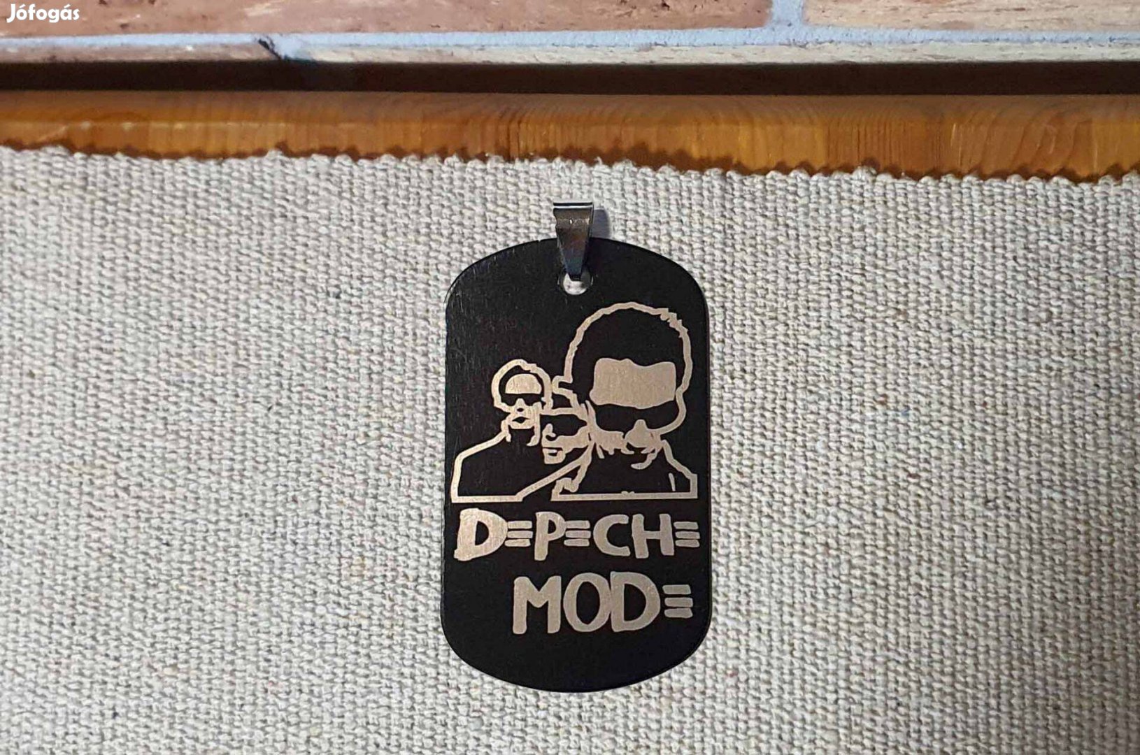 Depeche Mode feliratos új fém medál. 5 x 3 cm-es méretben