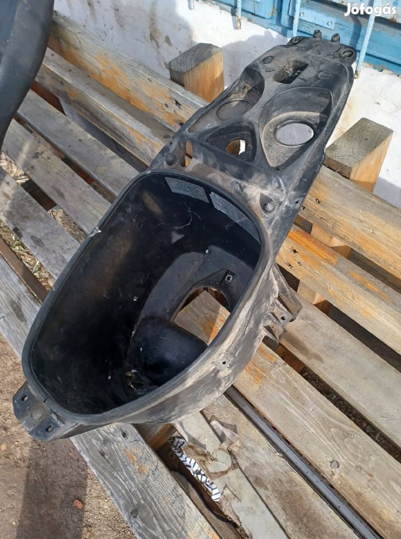 Derbi Atlantis sisak tartó