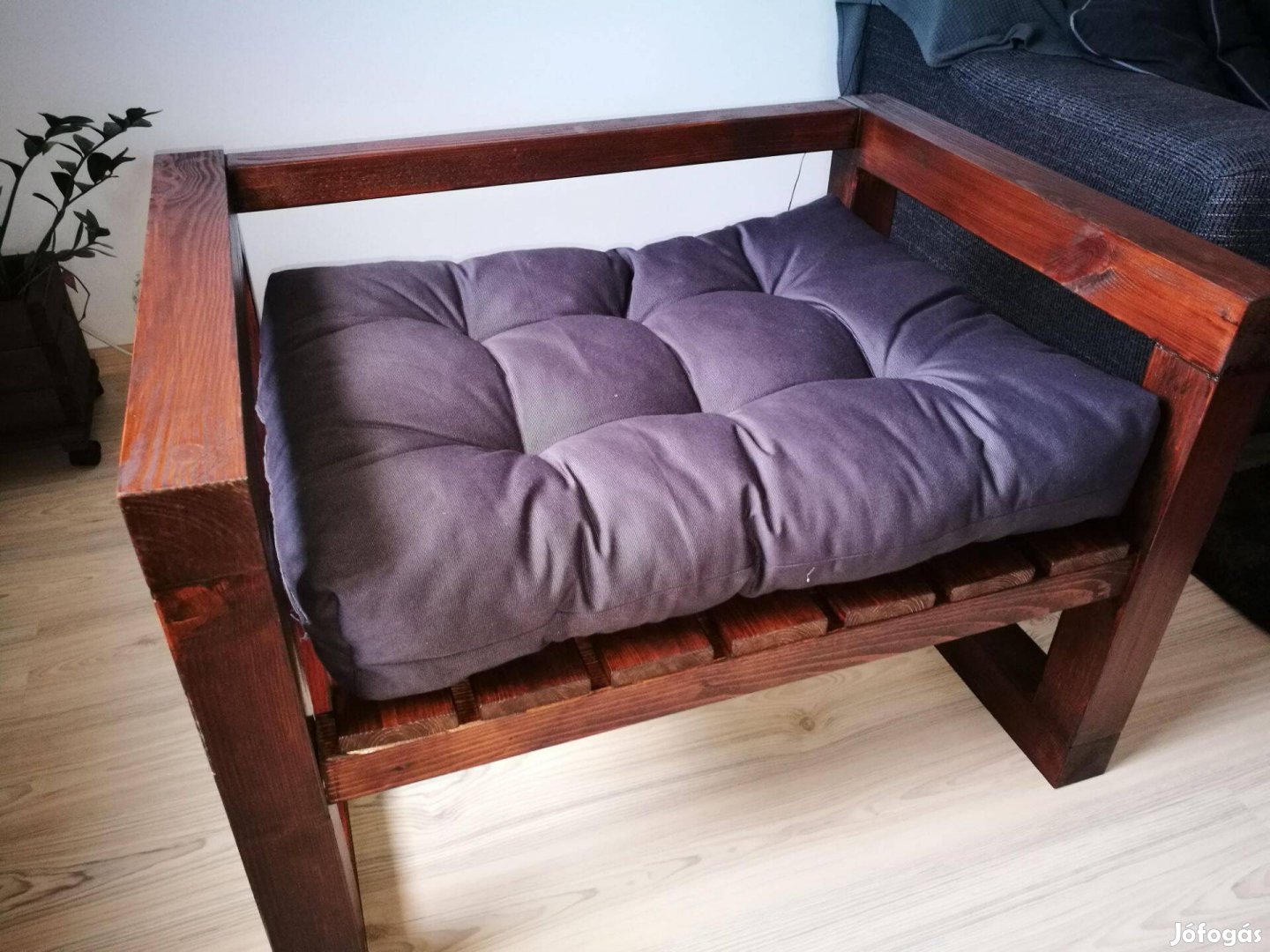 Design fenyő fotel