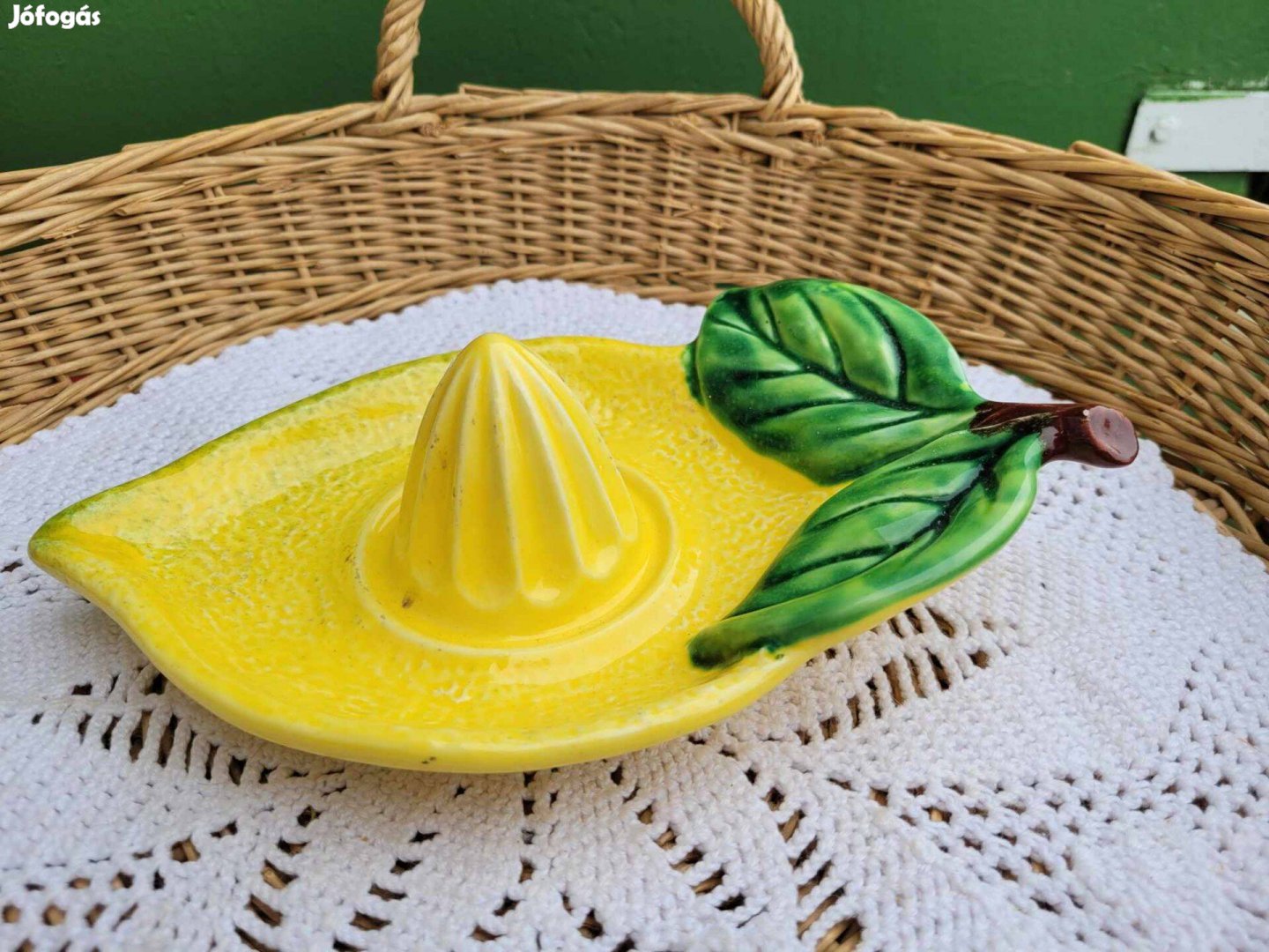 Design vintage portugál sárga és zöld majolika citromfacsaró
