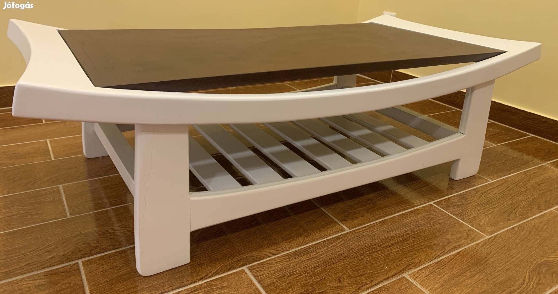 Designer dohányzóasztal