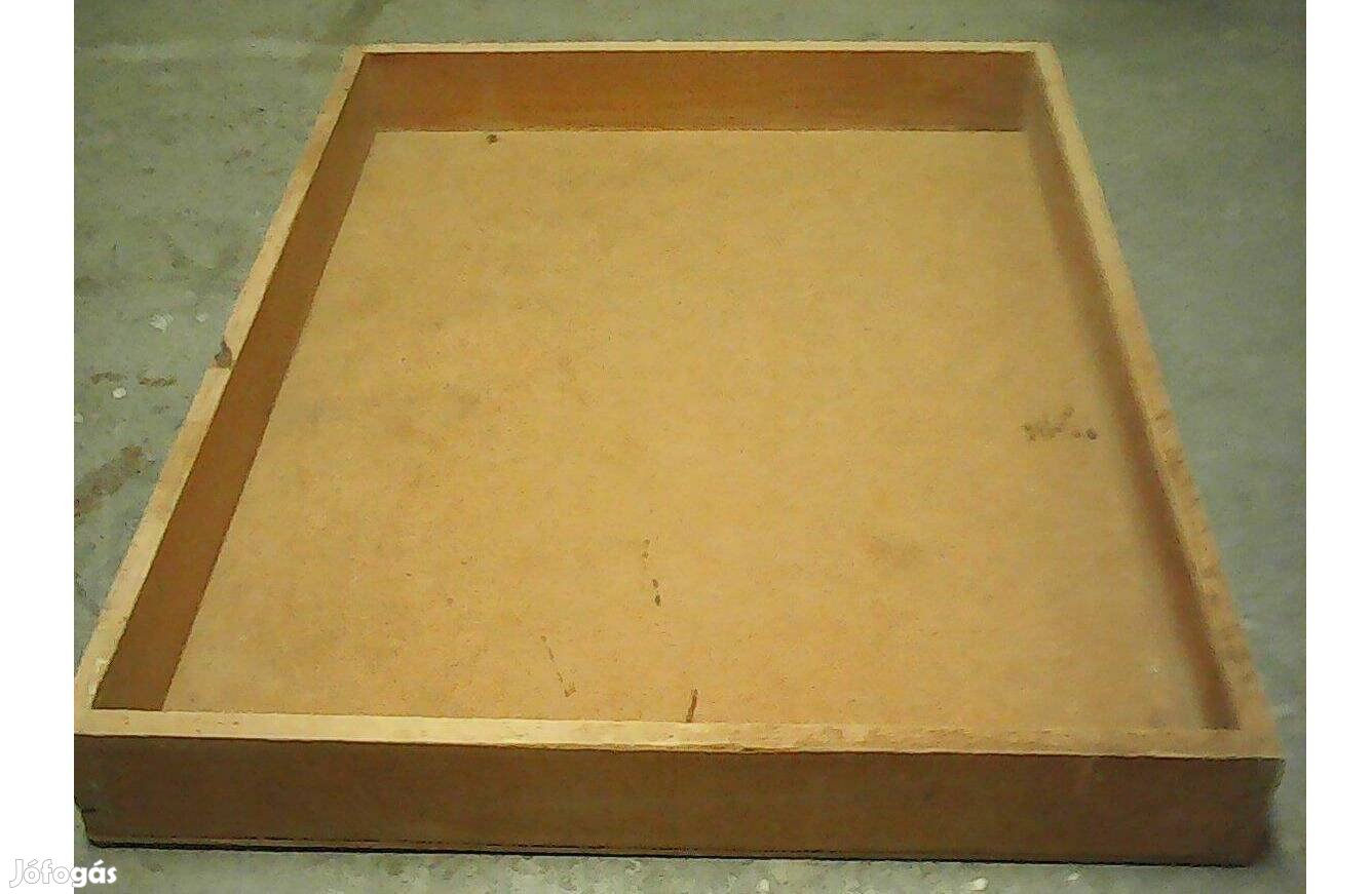 Deszkakeretes tálca