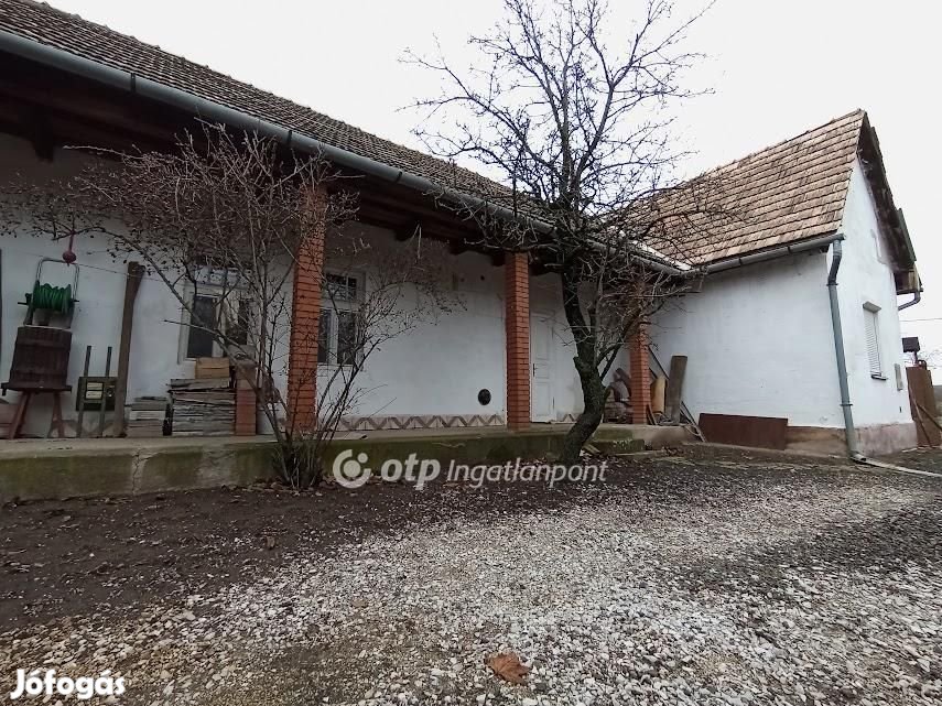 Detki eladó 105 nm-es ház
