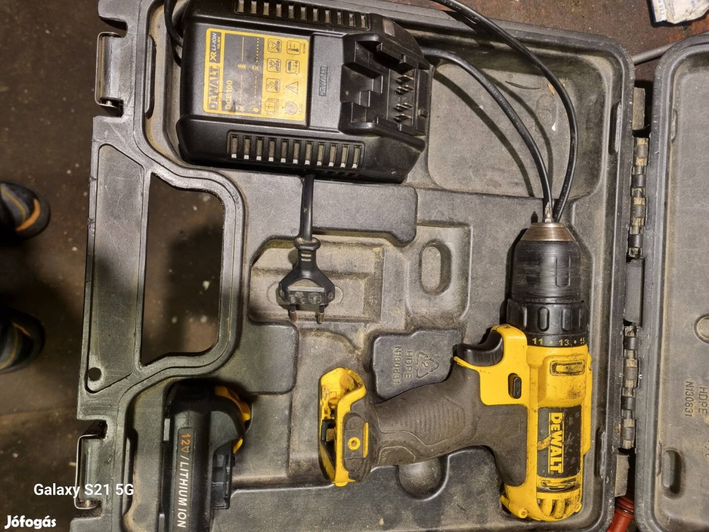 Dewalt 10,4 volt csavarbehajtó akkuval töltővel