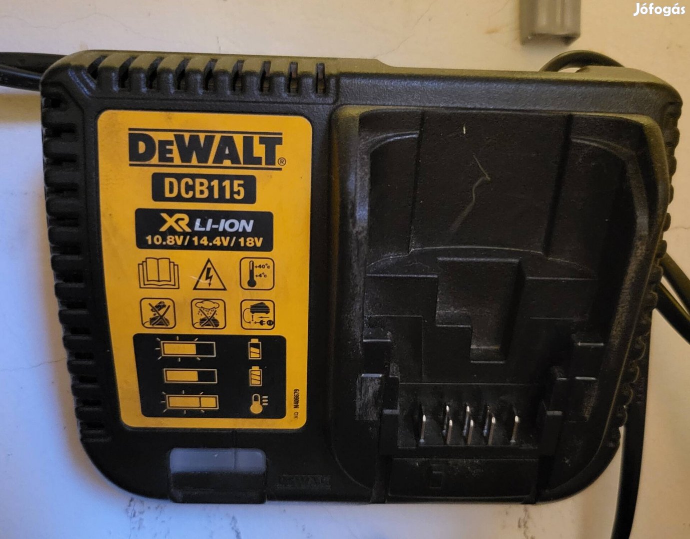 Dewalt DCB115 Akku töltő eladó!