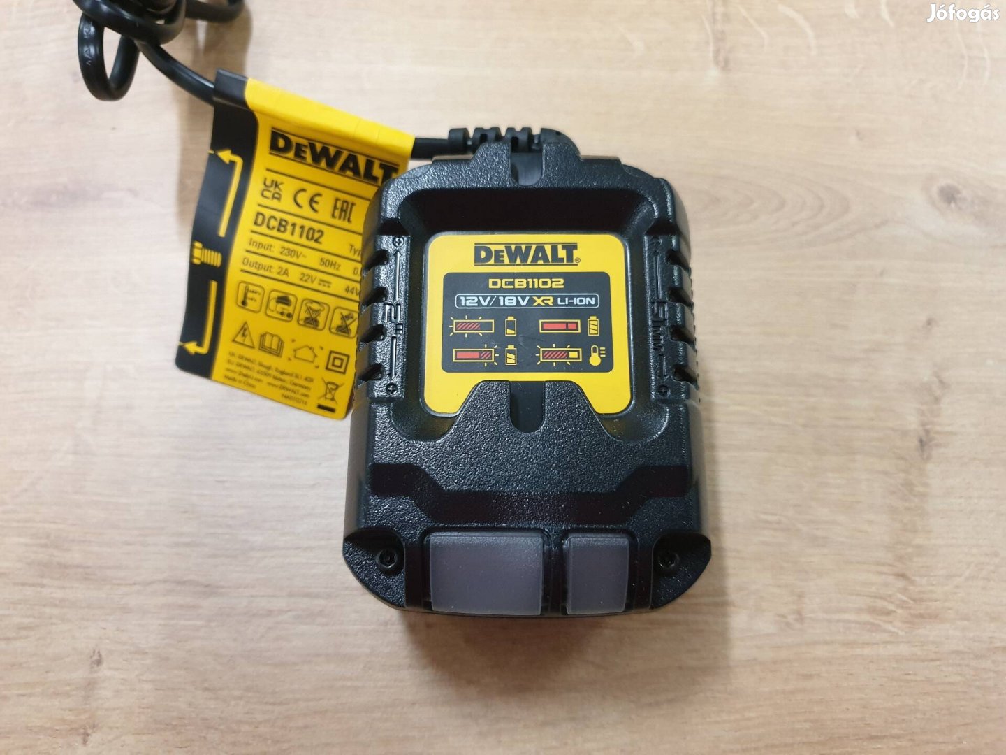 Dewalt DCB 1102 akkumulátor töltő 