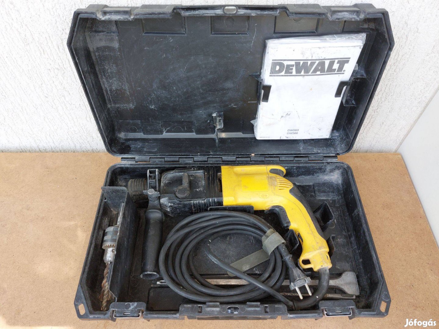 Dewalt DW563 ütvefúró vésőgép kofferral, sds plusz fúrókkal