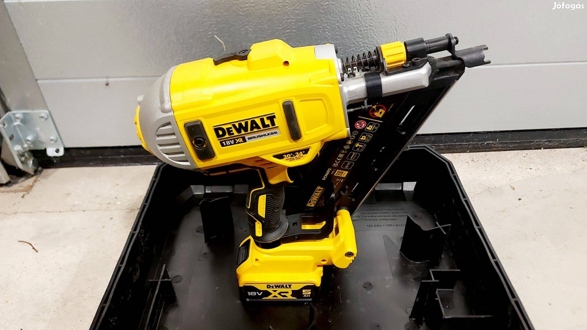 Dewalt szögbelövő DCN692P2-QW típus