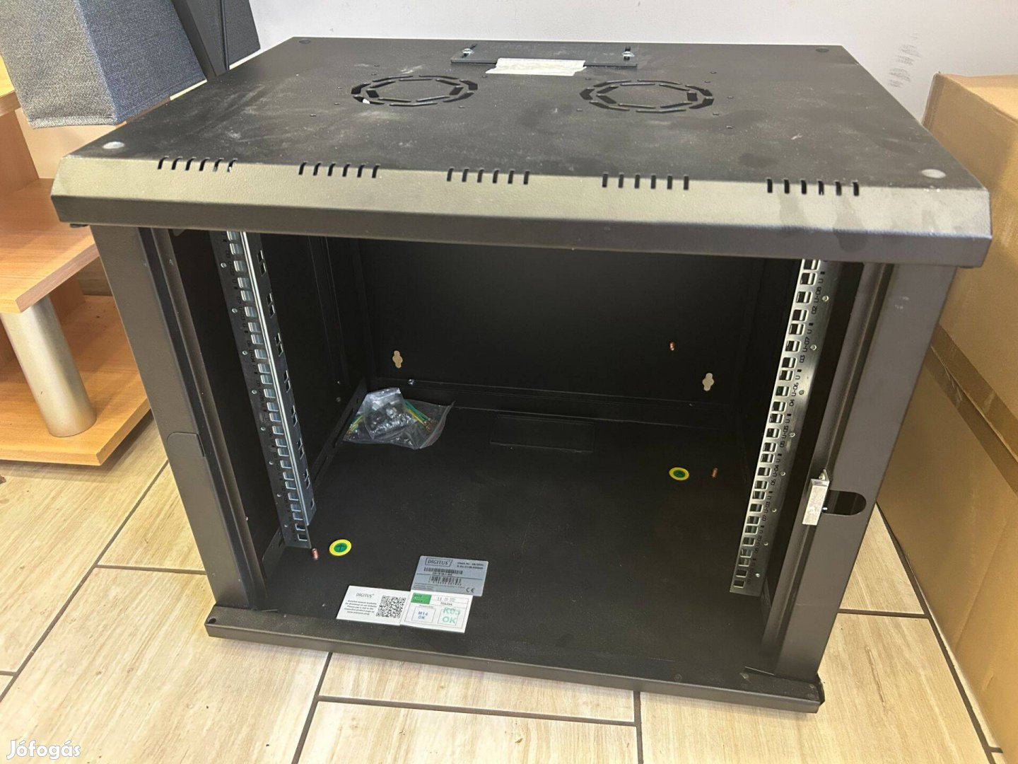 Digitus DN-19 09-U-EC falra szerelhető rackszekrény, fekete