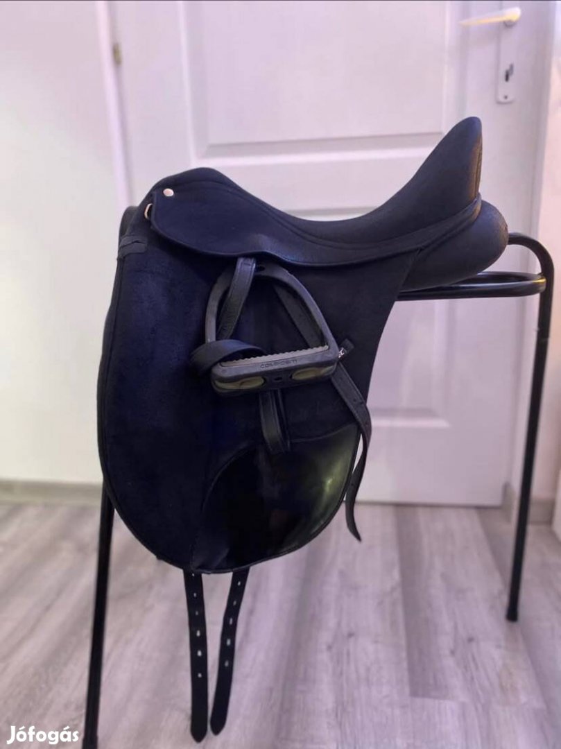 Díjlovas nyereg 17 32
