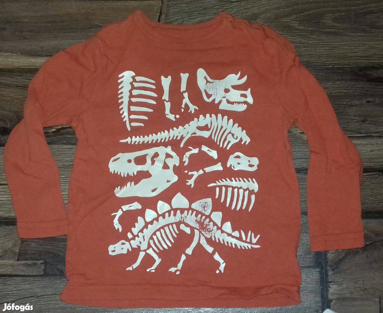 Dinó csontvázas felső sötétben világít, 80-92