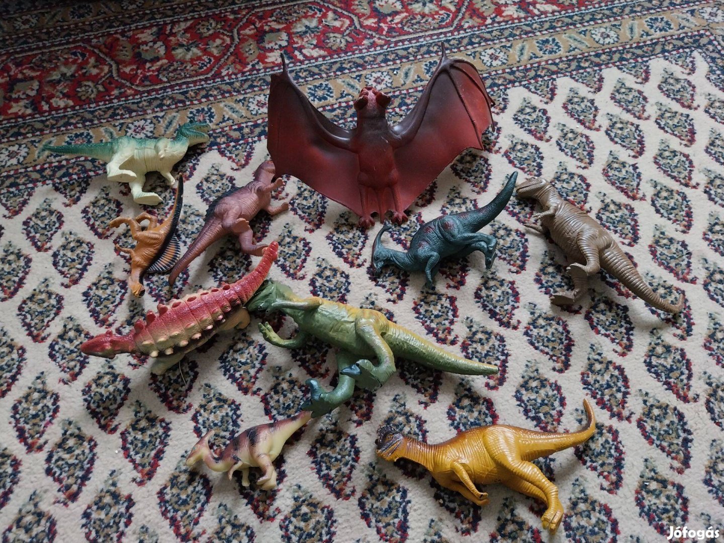 Dinó műanyag állatfigurák és egy nagy denevér