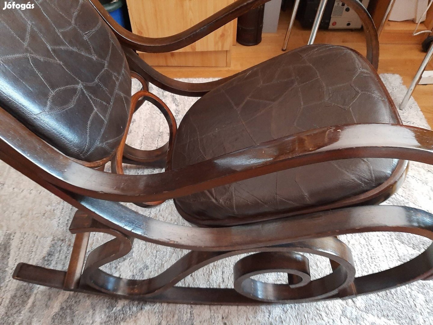Dióbarna hintaszék