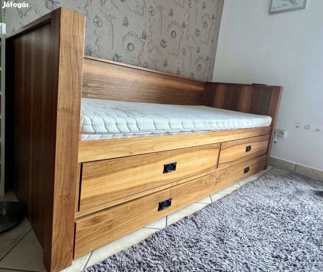 Diófa ágy ágynemű tartóval kihúzható vendégággyal