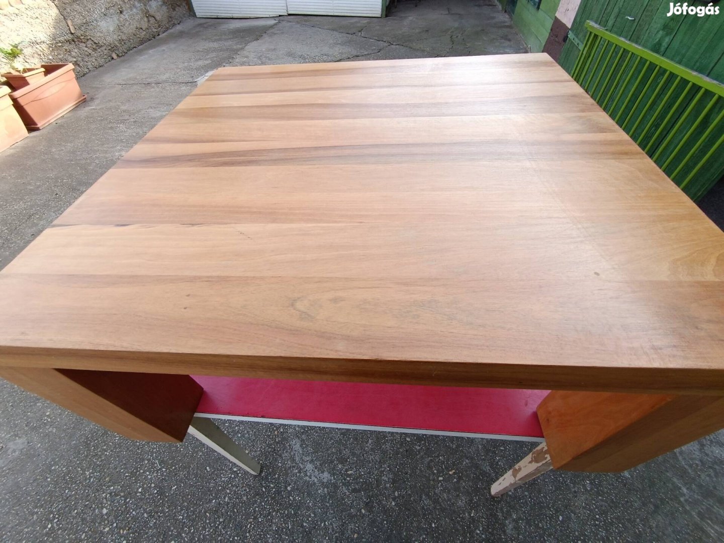 Diófa dohányzó asztal. 15000 Ft