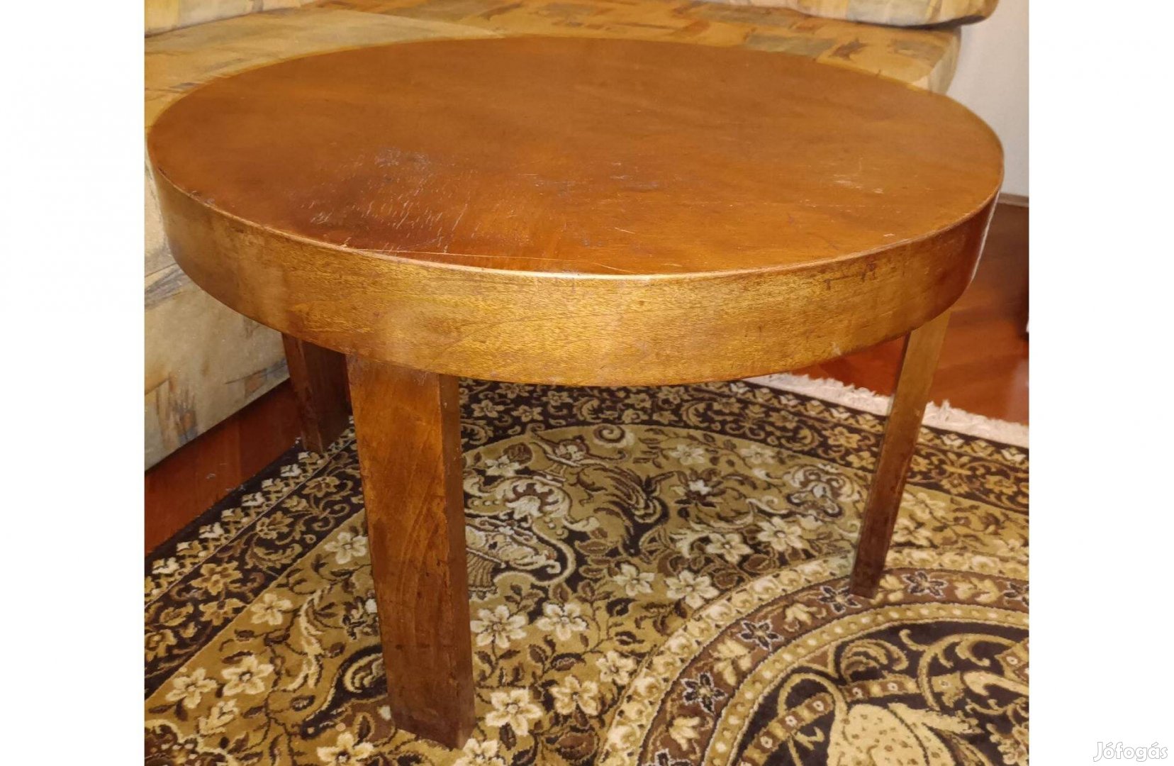 Diófa dohányzóasztal