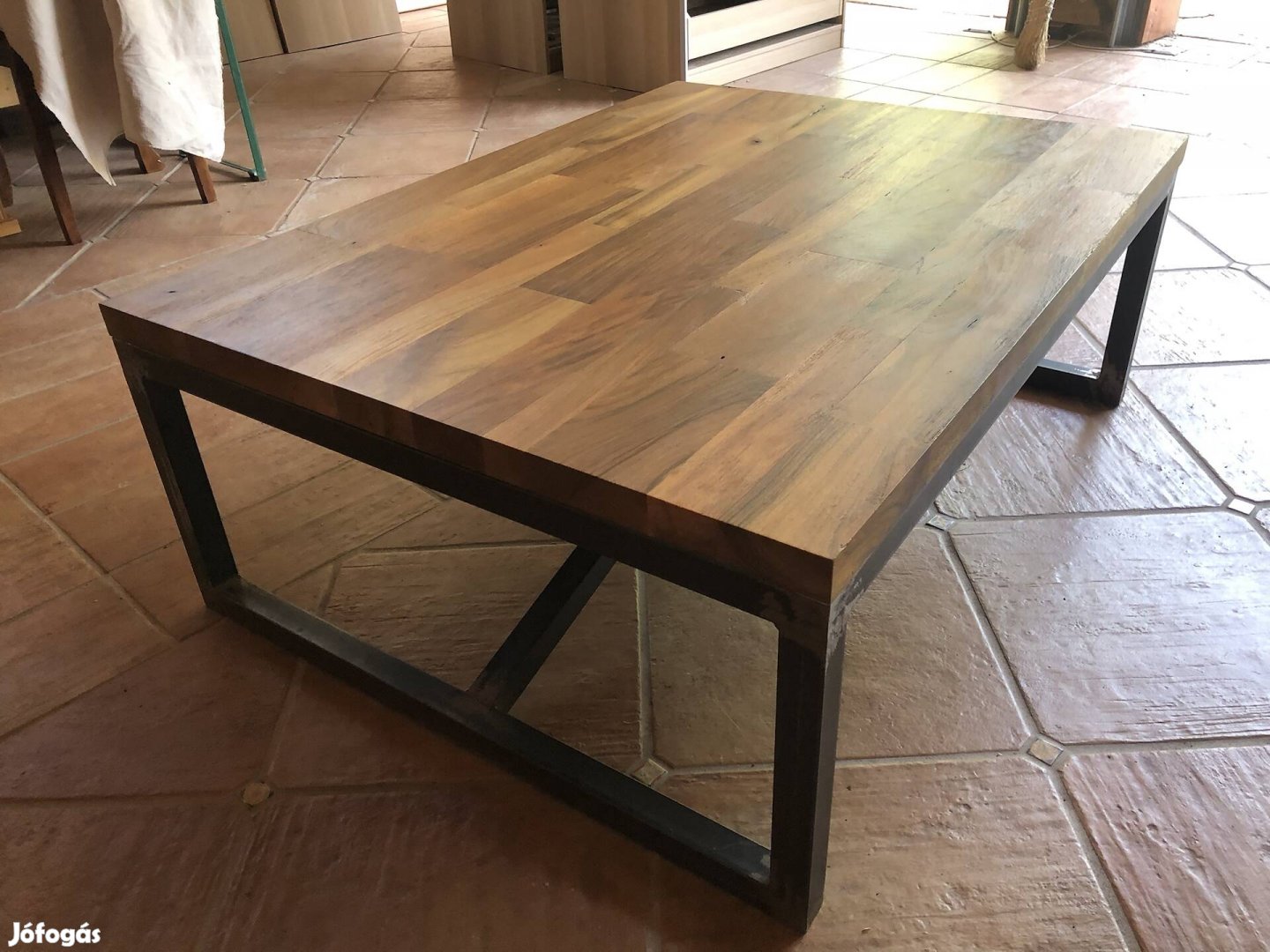 Diófa dohányzóasztal egyedi zártszelvény