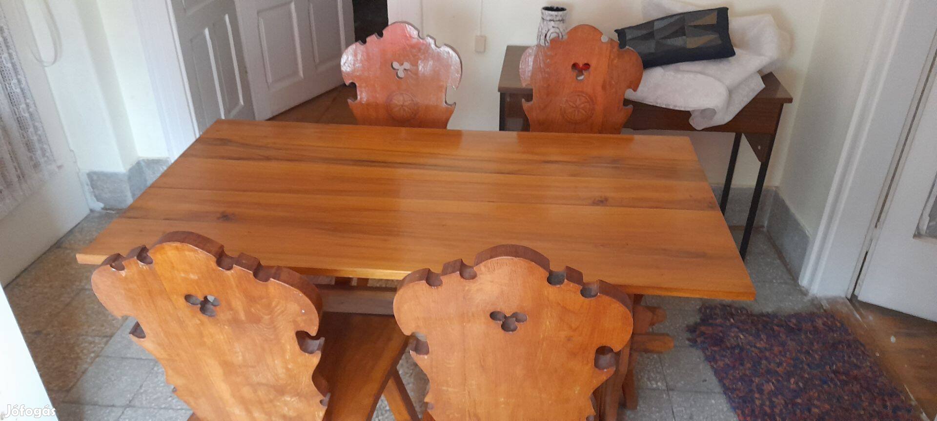 Diófa étkező asztal székekkel