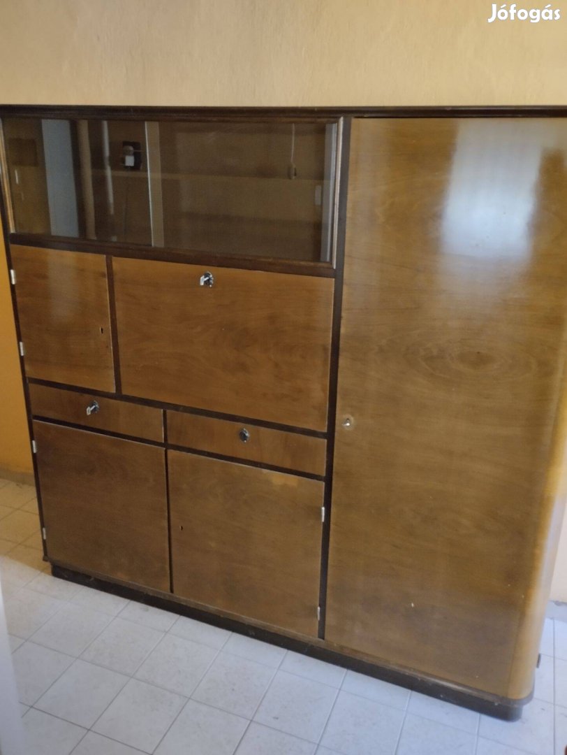 Diófából készült szekrény eladó