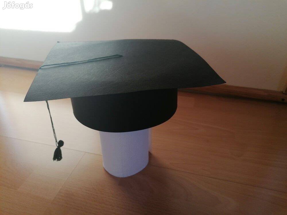 Diplomaosztó v. talárkalap, square academic cap, mortarboard