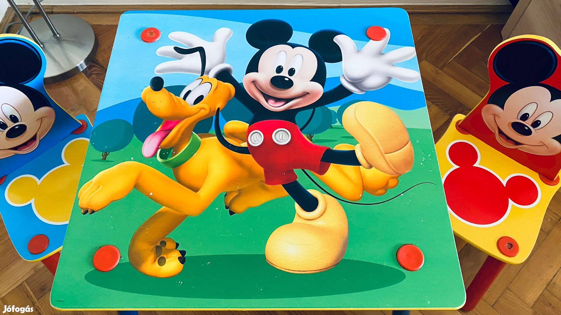 Disney Mickey Mouse gyerekasztal székekkel