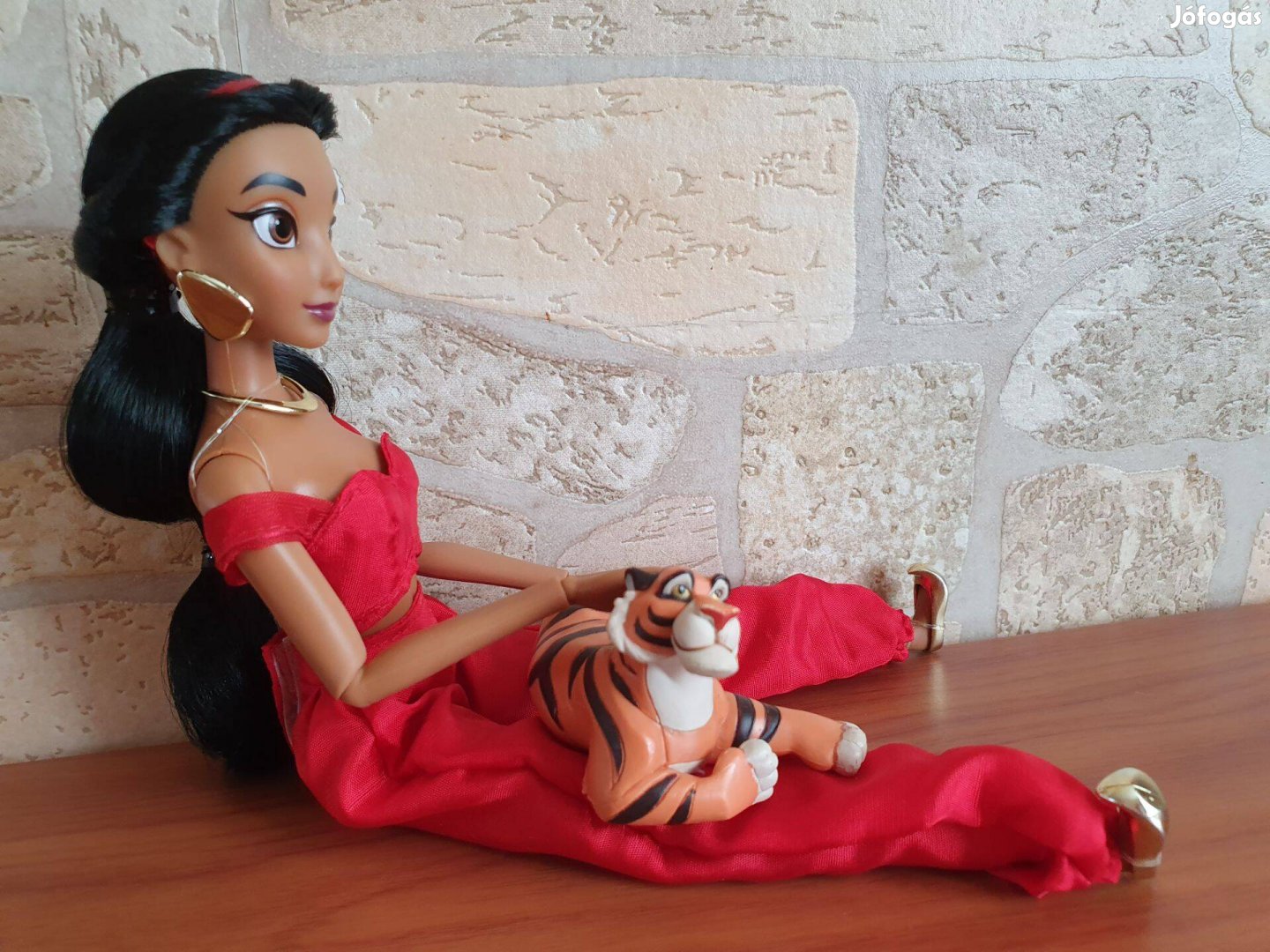 Disney store Jasmine baba tigris figurával