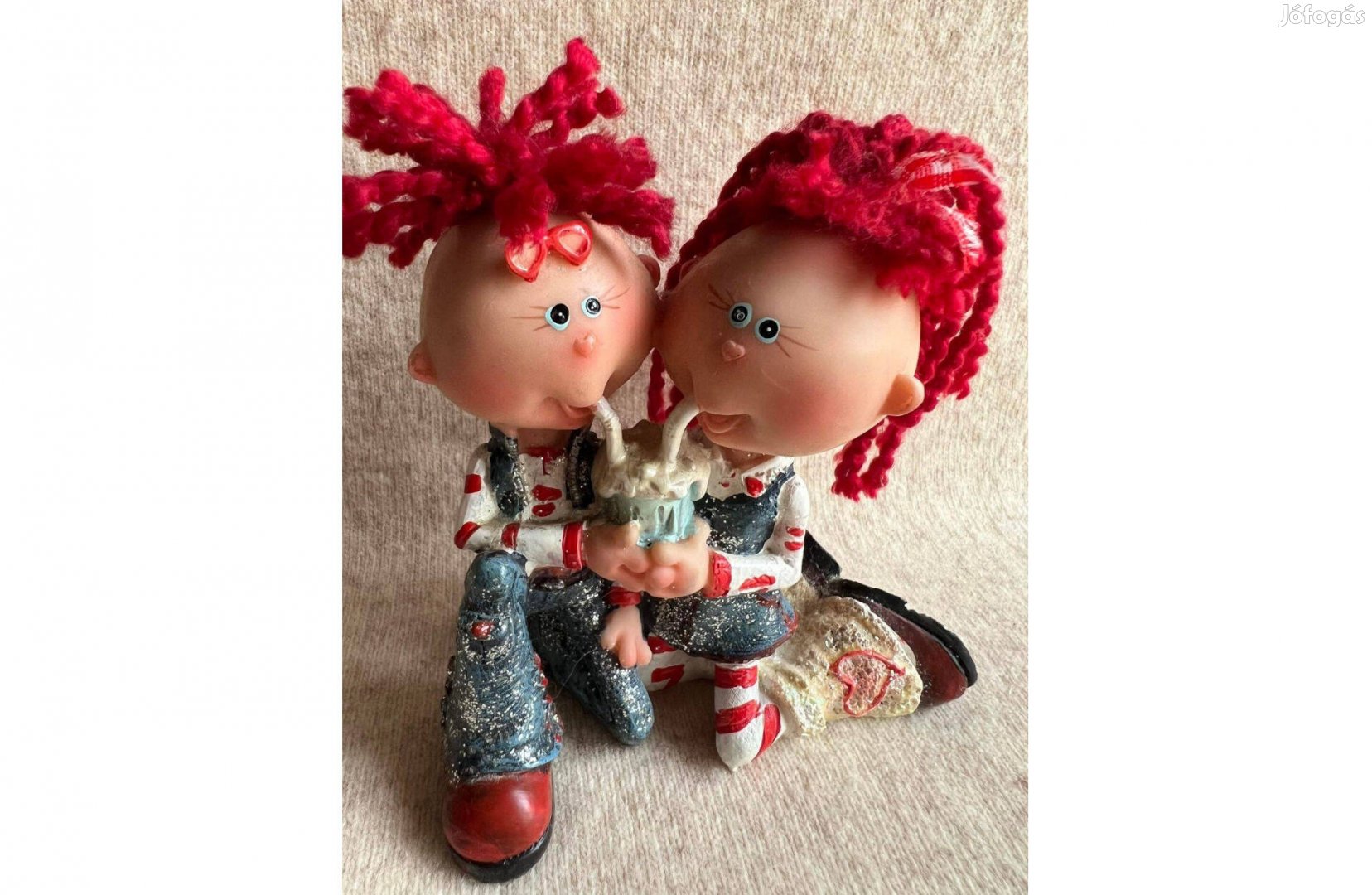 Dísz - figura, piros hajú fiú-lány