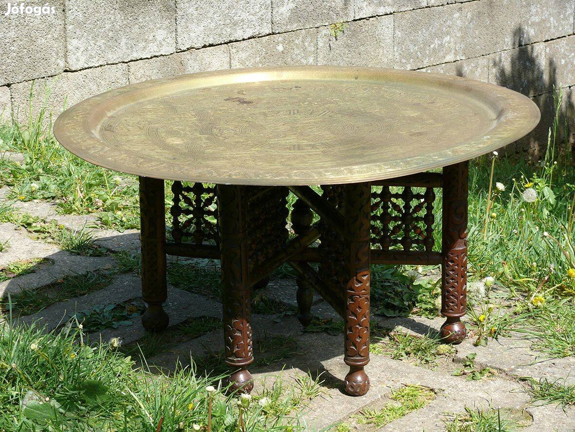 Díszes arab asztal