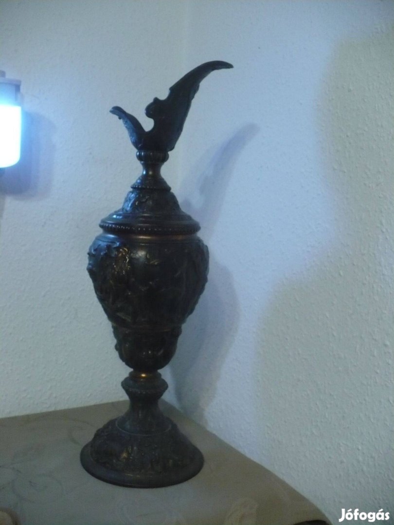 Díszes kidolgozású karaffa eladó